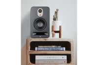 AperionAudio Novus B5 Bookshelf Schwarz Seidenmatt im Wohnzimmer