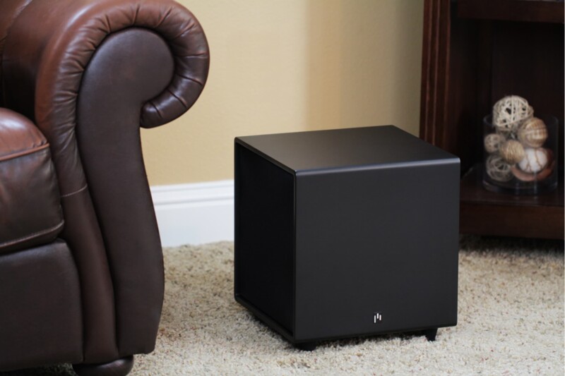 AperionAudio Bravus II 10D Schwarz Seidenmatt Frontansicht im Wohnzimmer